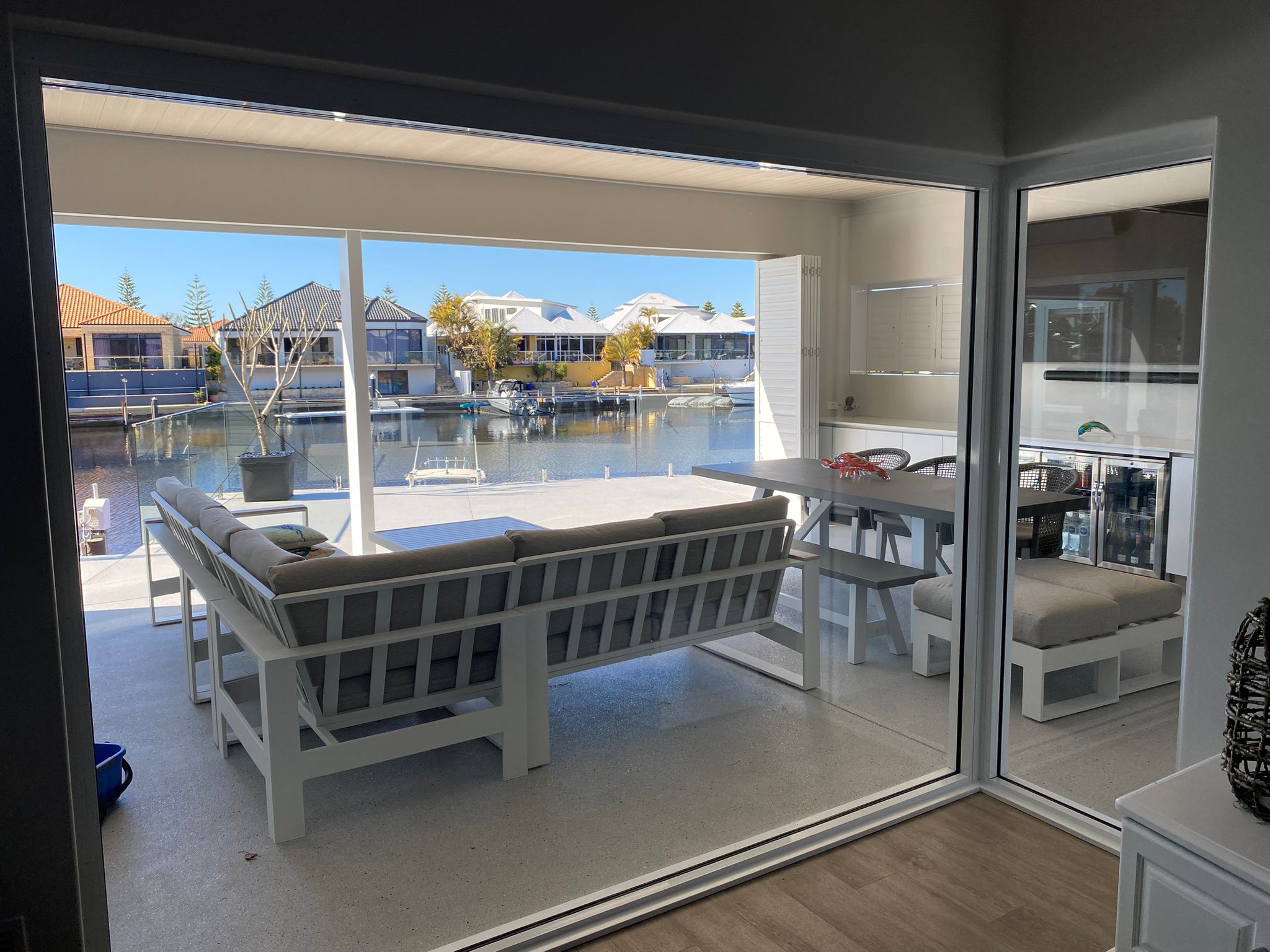 mandurah-canal-window-cleaning-during-service 2