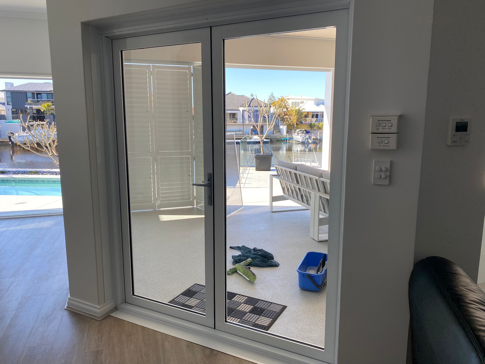 mandurah-canal-window-cleaning-during-service 3